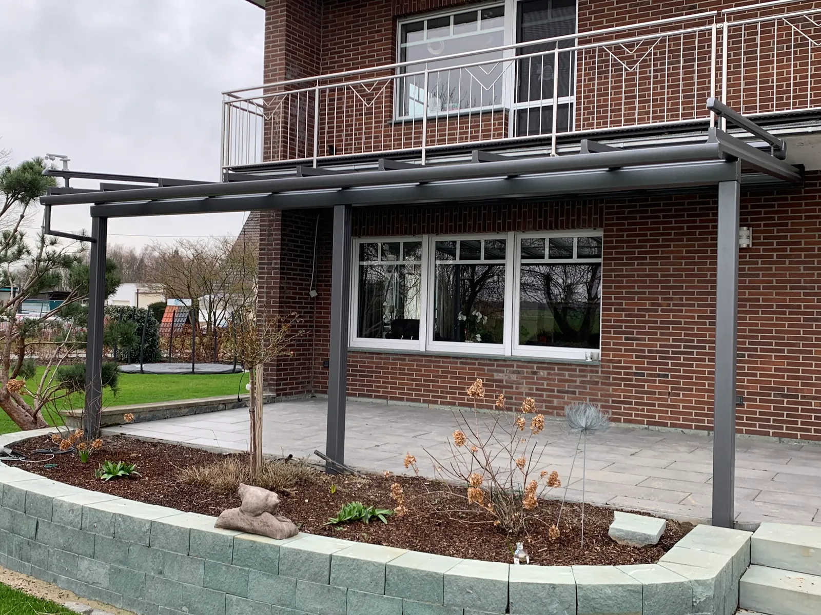 Seitenansicht Terrassenüberdachung mit Hanglage