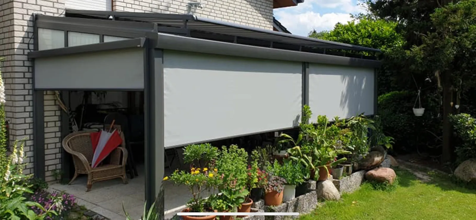 Glasdach mit vertikaler Beschattung und Screens