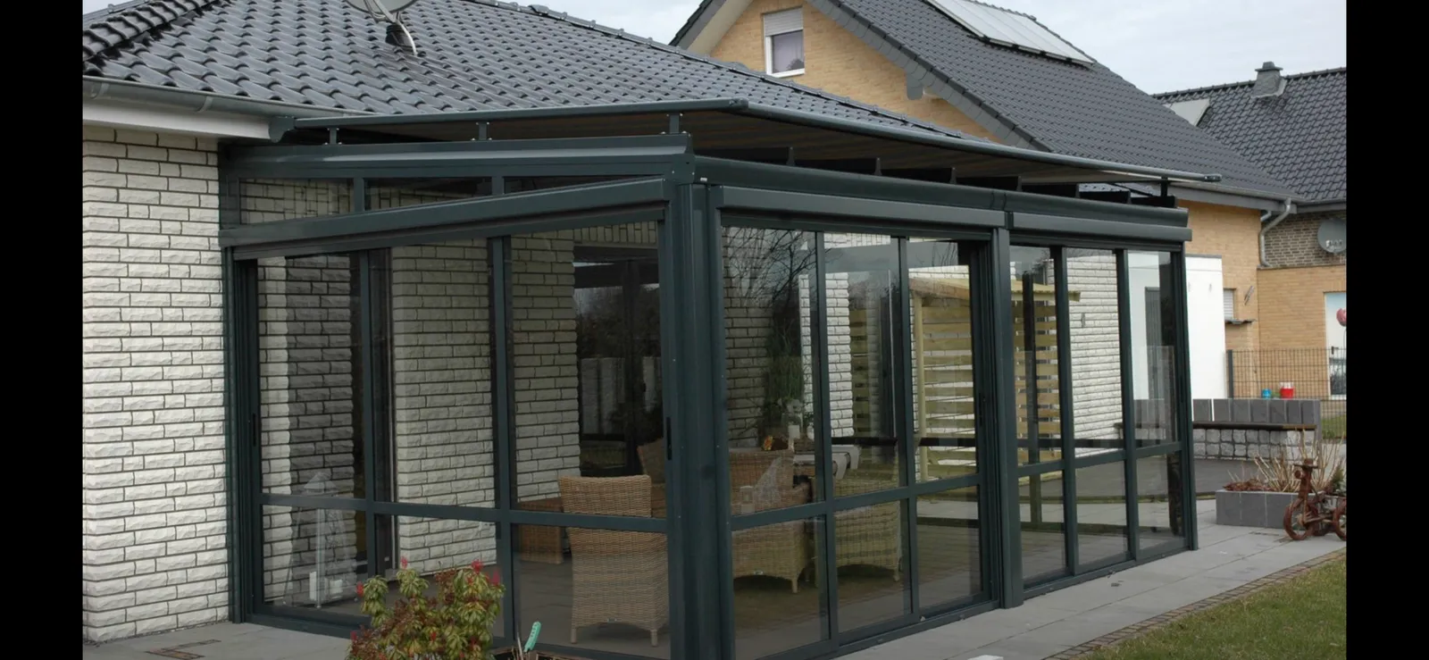 Geschlossener Kaltwintergarten mit Glasschiebewänden