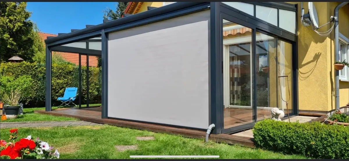 Senkrechter ZIP-Screen an einer Terrassenüberdachung