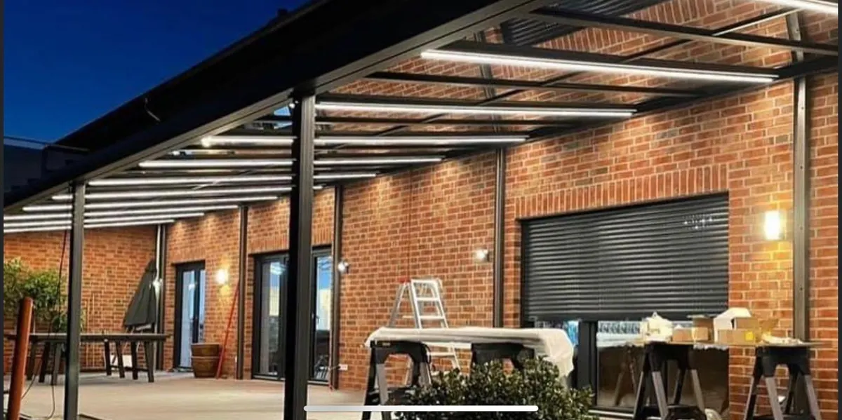 Terrassendach mit LED-Beleuchtung am Abend