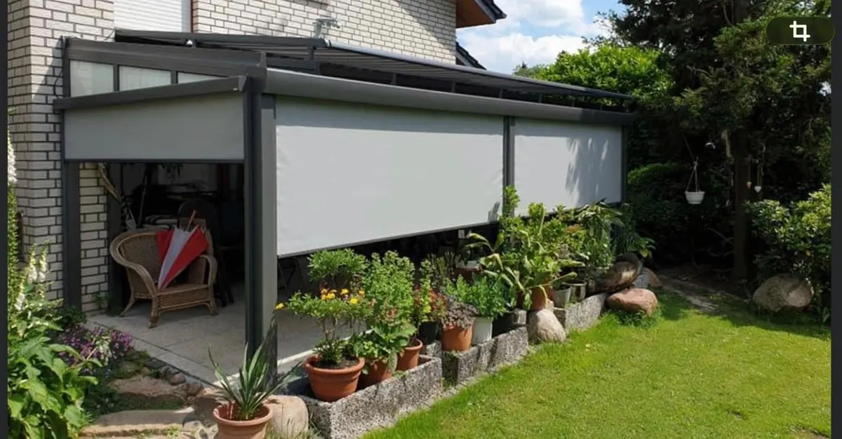 Seitlicher Textilscreen am Terrassendach
