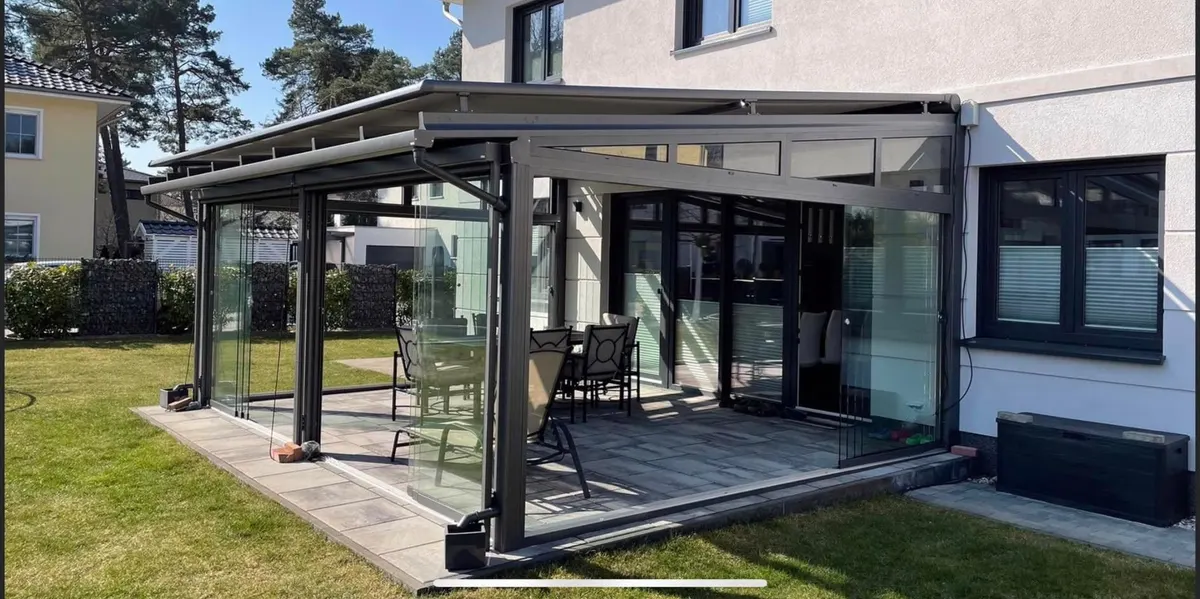 Teilverglaster Terrassenraum mit Schiebeelementen