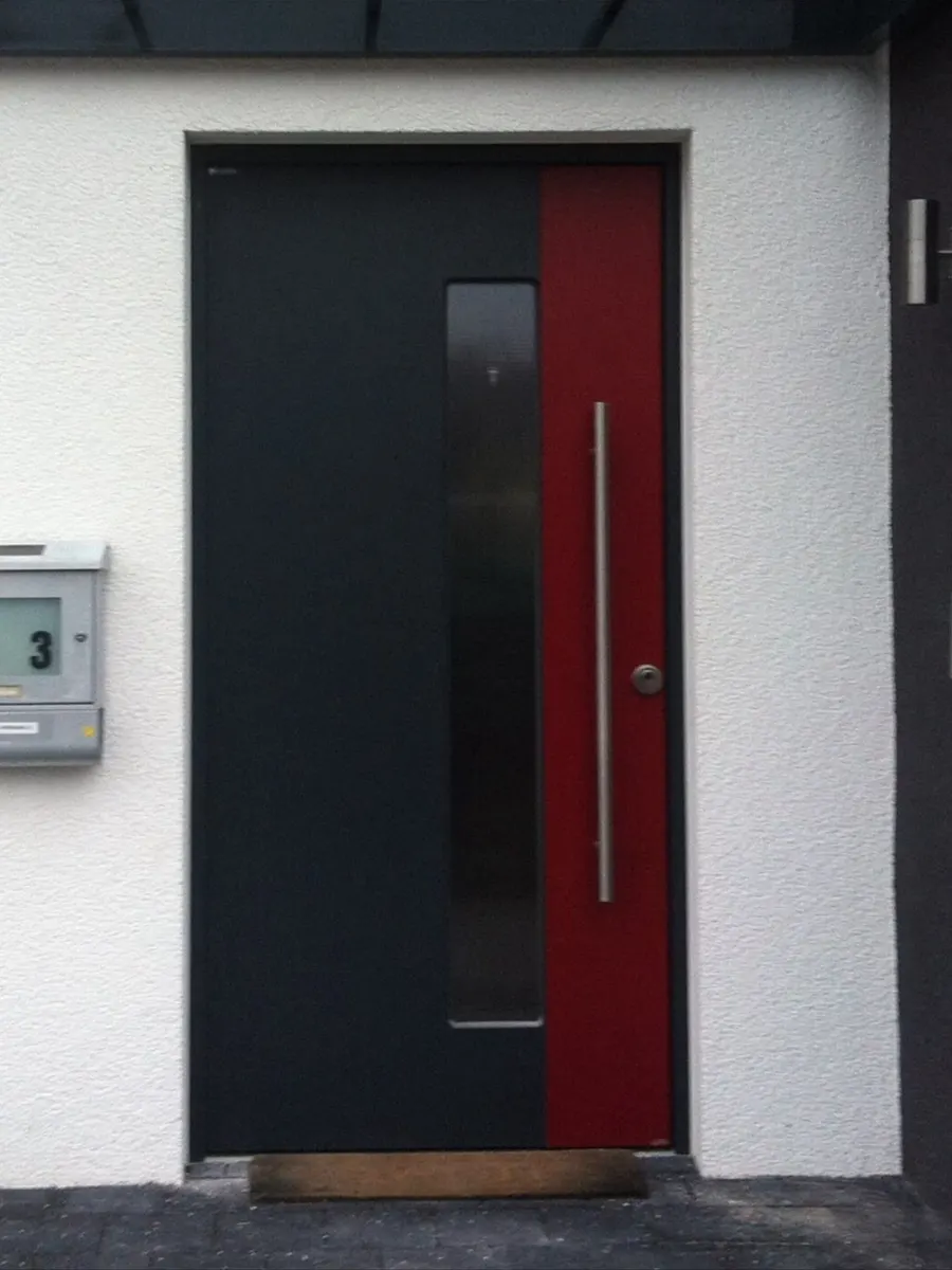 Anthrazitfarbene Haustür mit rotem Seitenteil