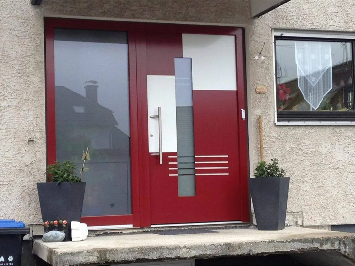 Rote Haustür mit Seitenteil
