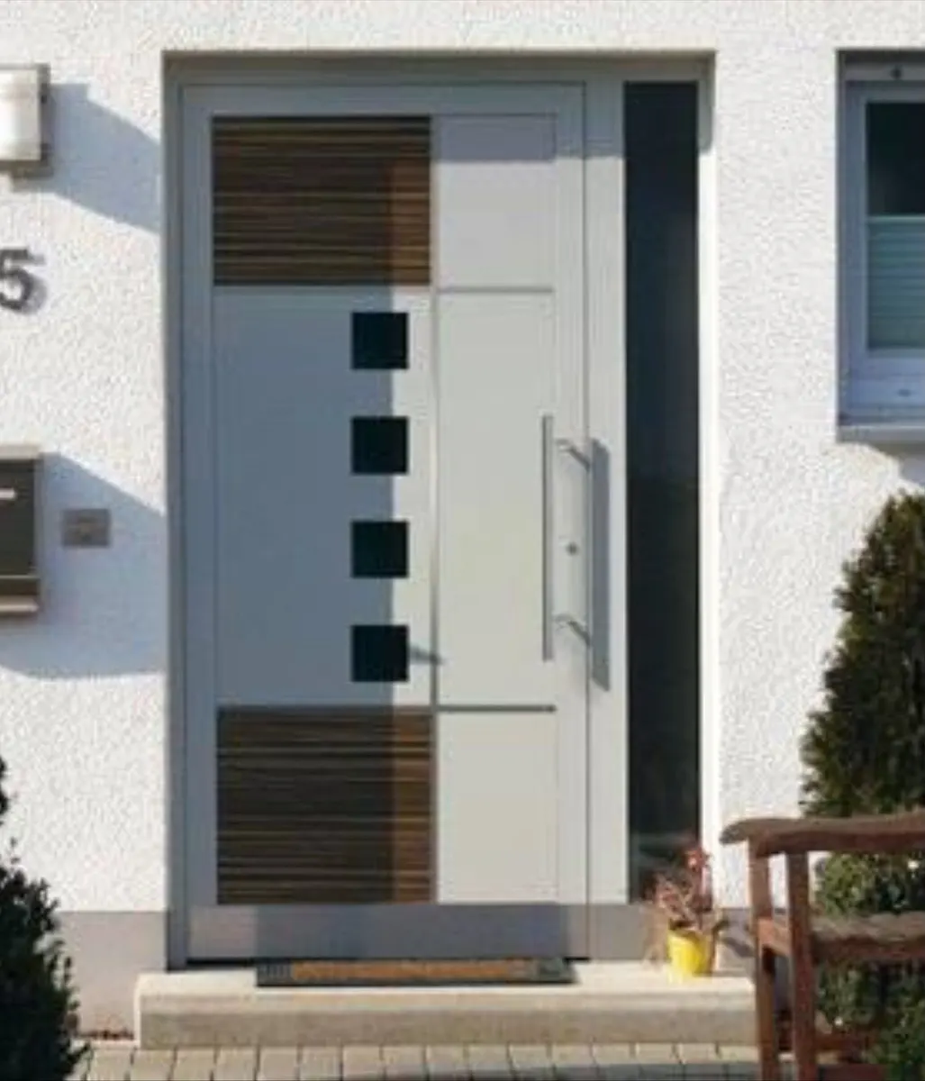 Hellgraue Haustür mit Holzakzenten