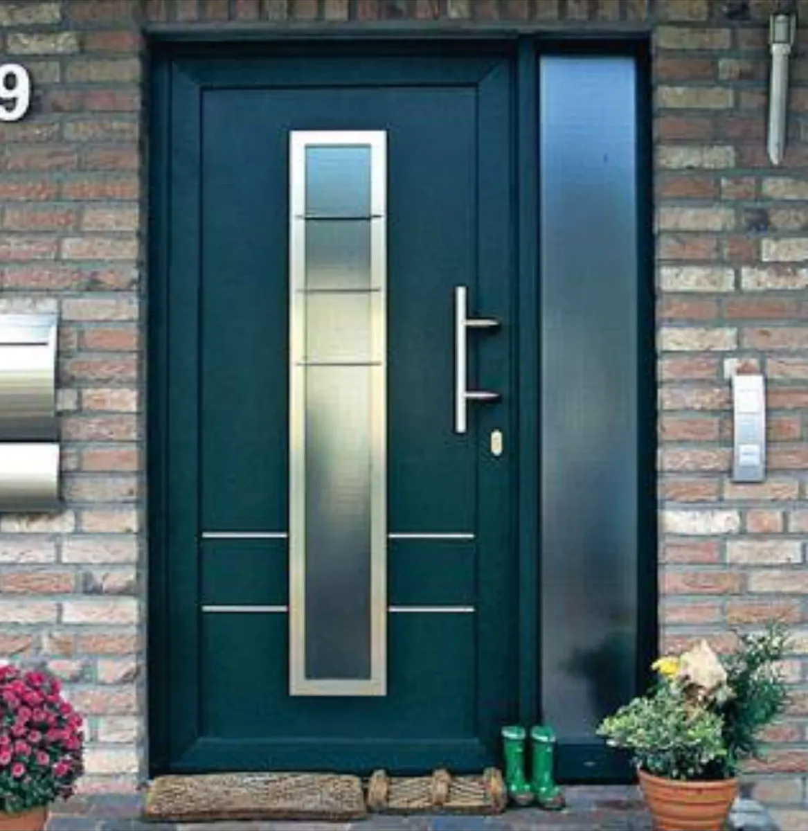 Dunkelgrüne Haustür mit Glaseinsatz