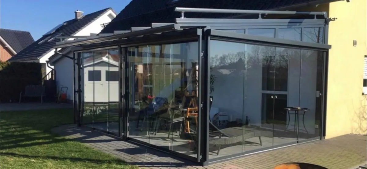 Verglaster Terrassenraum mit Schiebewänden