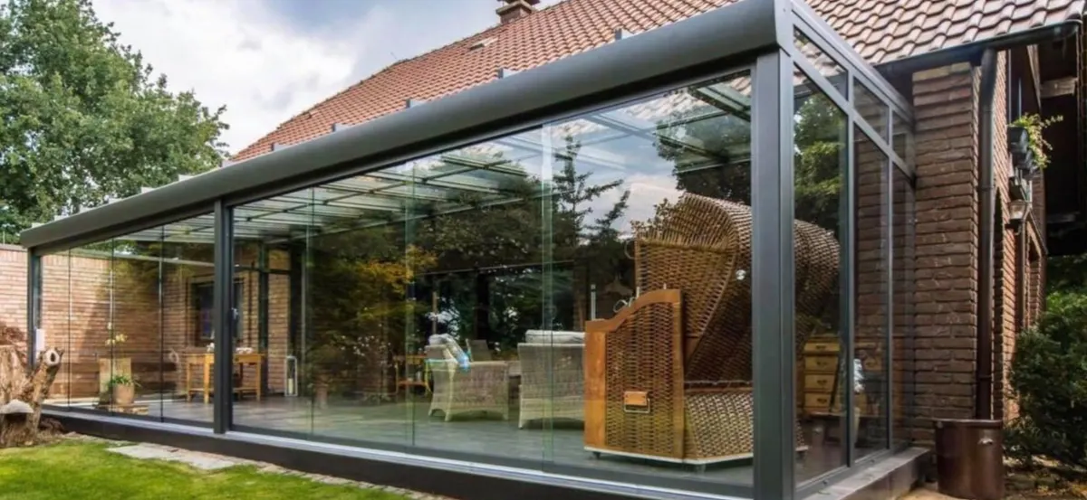 Kaltwintergarten mit Ganzglas-Schiebewänden