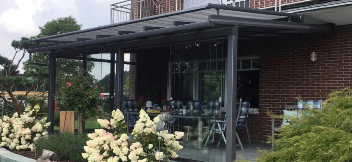 Terrassendach über Essplatz mit Hortensien