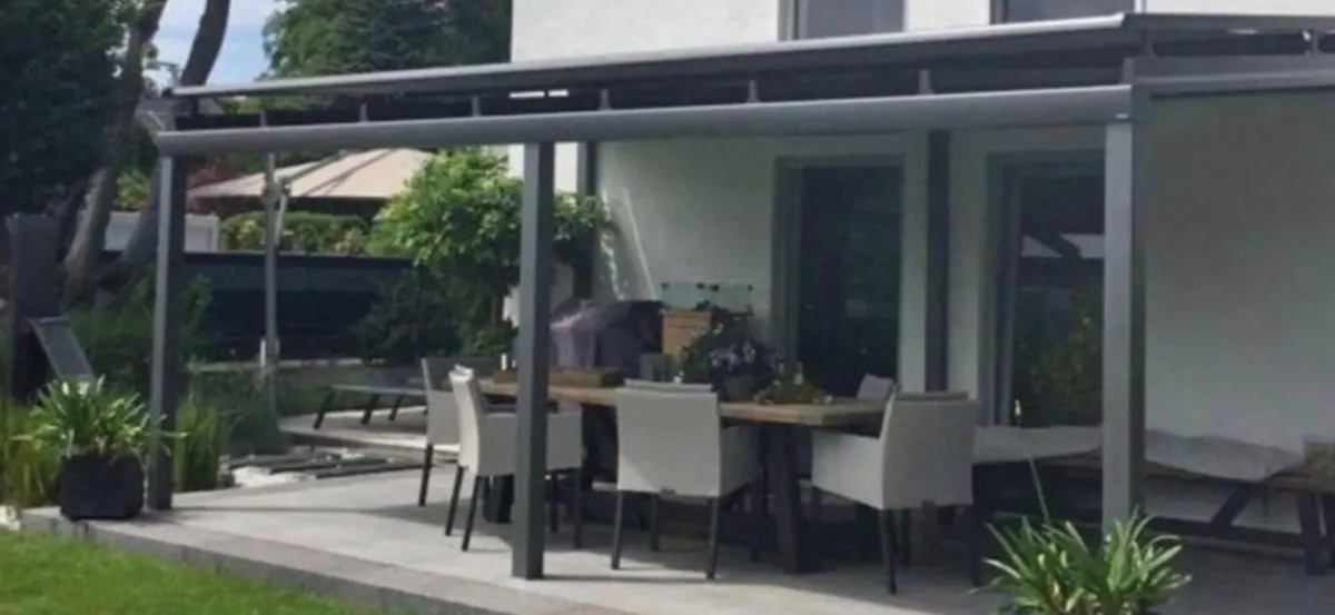 Freistehendes Aluminium-Terrassendach über Gartenterrasse