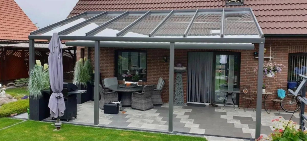 Glasdach über Terrasse mit Sitzgruppe