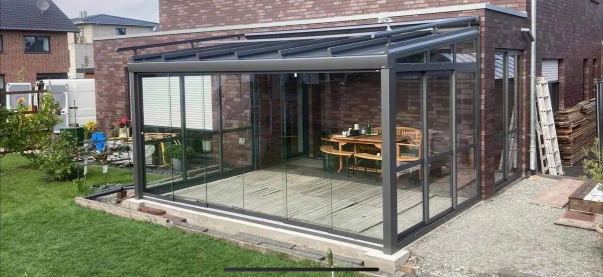 Rundum verglaster Kaltwintergarten an Klinkerhaus
