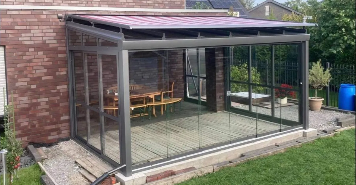 Kaltwintergarten mit Glasschiebeelementen im Garten