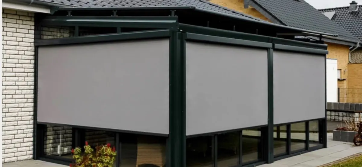 ZIP-Screens rundum an einem Terrassendach
