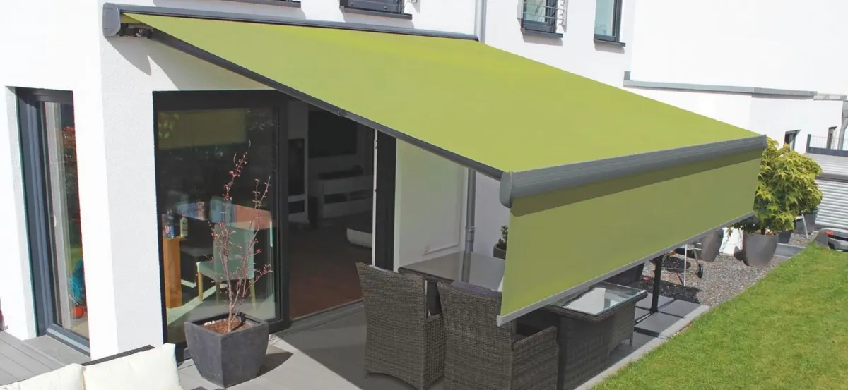 Grüne Kassettenmarkise am Einfamilienhaus