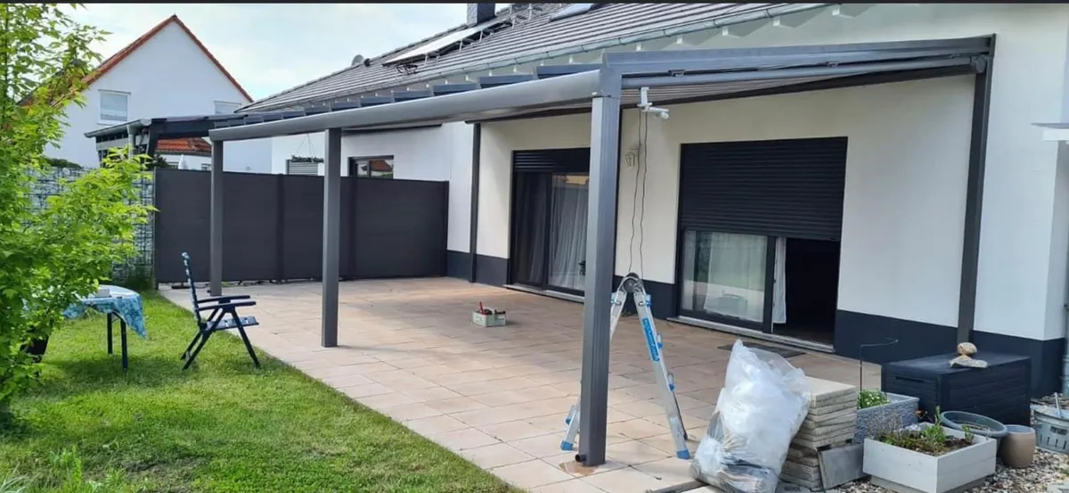 Großes Terrassendach an modernem Einfamilienhaus
